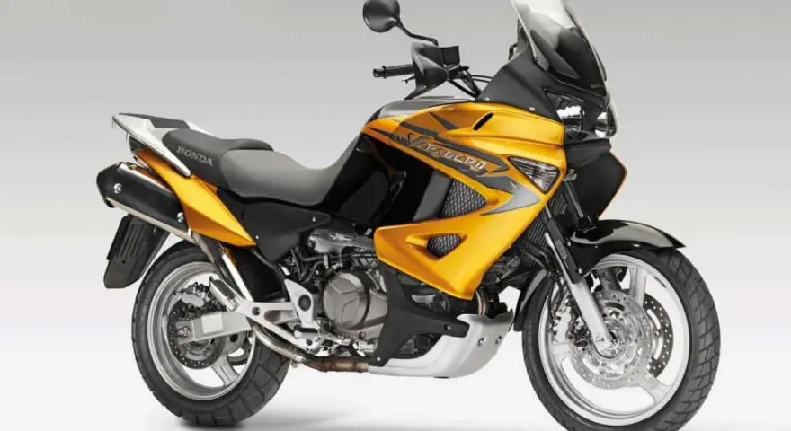 Złoty motocykl Honda Varadero 1000, gotowy na przygodę. Dane techniczne tego turystycznego enduraka zachęcają do dalekich podróży.
