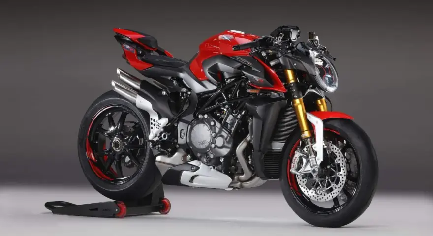 Czerwony motocykl MV Agusta Brutale 1000 RR na czarnym stojaku, gotowy do jazdy.