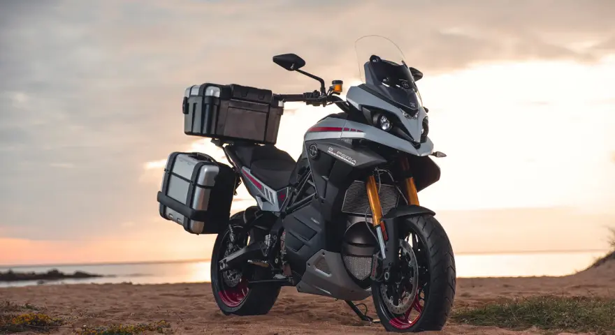 Motocykl z kuframi na plaży, idealny na podróże z prawem jazdy kat B. Motocykl 250 cc.