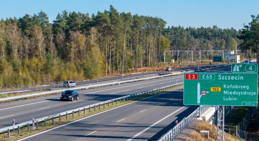 Droga S3 E65 w Polsce, z zielonym znakiem kierującym do Szczecina, Kołobrzegu, Międzyzdrojów i Lubina.