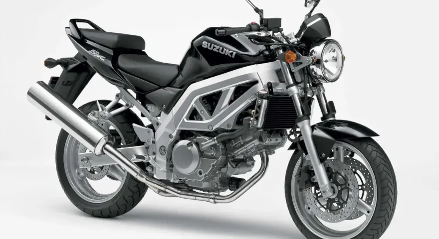 Czarny Suzuki SV 650, klasyk z widocznymi wadami, jak np. wydech.
