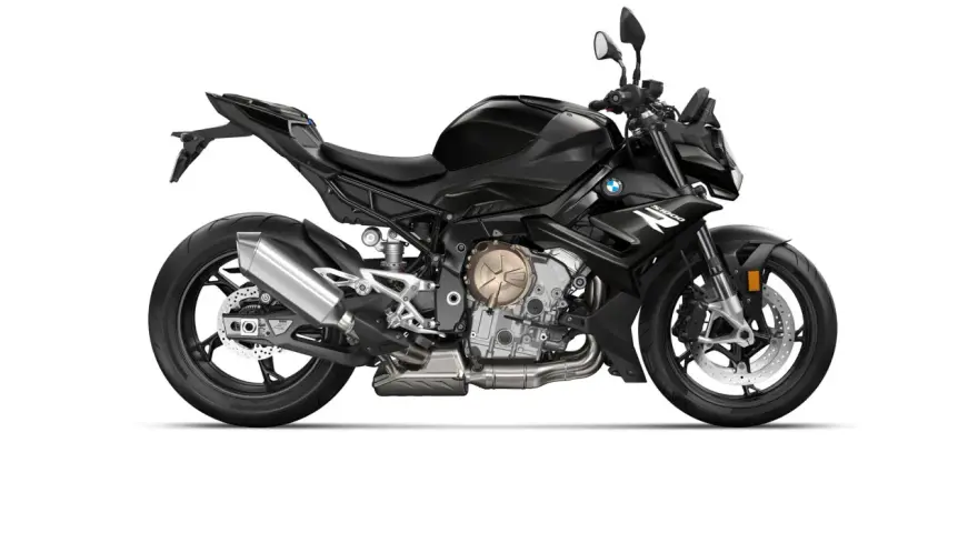 Czarny motocykl BMW S1000R z wydechem Akrapovič i złotymi elementami silnika. Gotowy do jazdy po mieście i torze.
