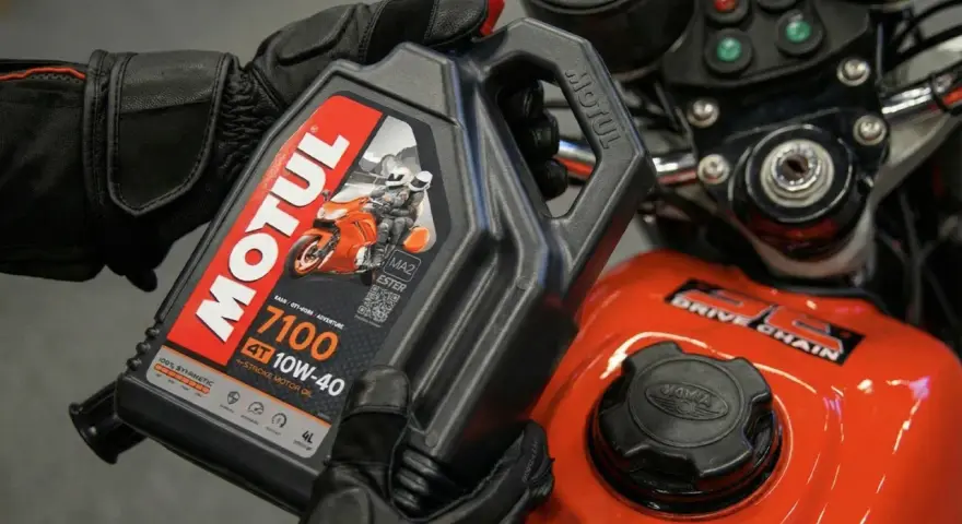 Rękawice motocyklowe trzymają olej Motul 7100 10W-40. Pytanie brzmi: co ile wymieniać olej w crossie 4t?