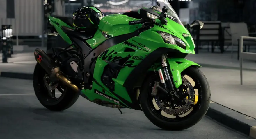 Japoński motocykl Kawasaki Ninja ZX-10R w jaskrawym zielonym kolorze, gotowy do nocnej jazdy.