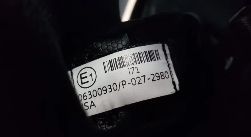 E1, i71, 06300930/P-027-2980, SA - etykieta z homologacją ECE na produkcie.