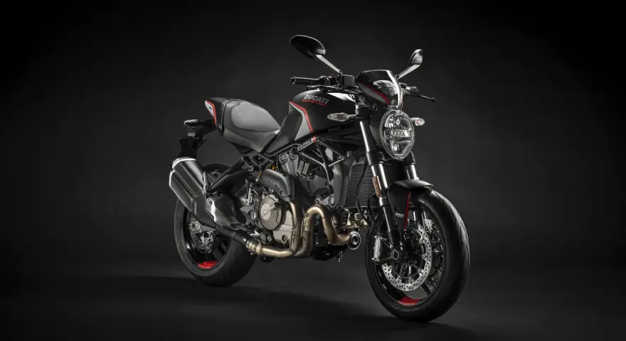 Czarny Ducati Monster. Idealny motor na 165 cm wzrostu, lekki i zwinny, gotowy na miejskie przygody.