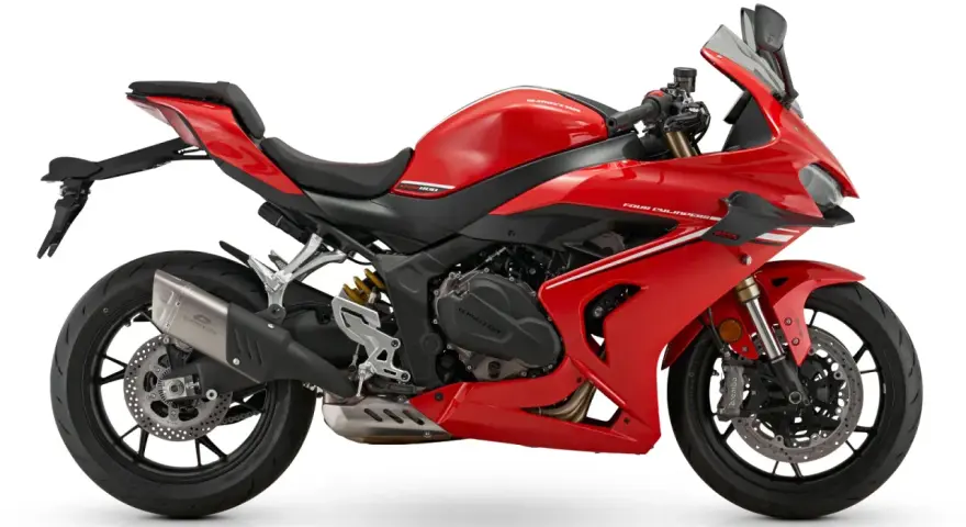 Czerwony motocykl sportowy z widocznym napisem "FOUR CYLINDERS" i informacją o pojemności silnika 800cc.
