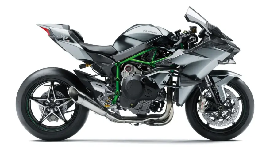Kawasaki Ninja H2R, sportowy motocykl z zieloną ramą i srebrnymi panelami, gotowy do wyścigów.