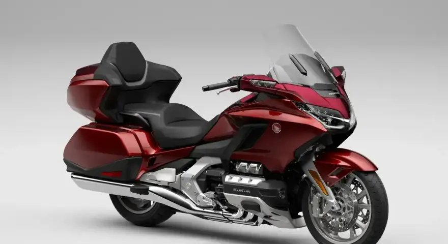Czerwony motocykl Honda Goldwing 1500, choć luksusowy, może mieć pewne wady, np. dużą masę.