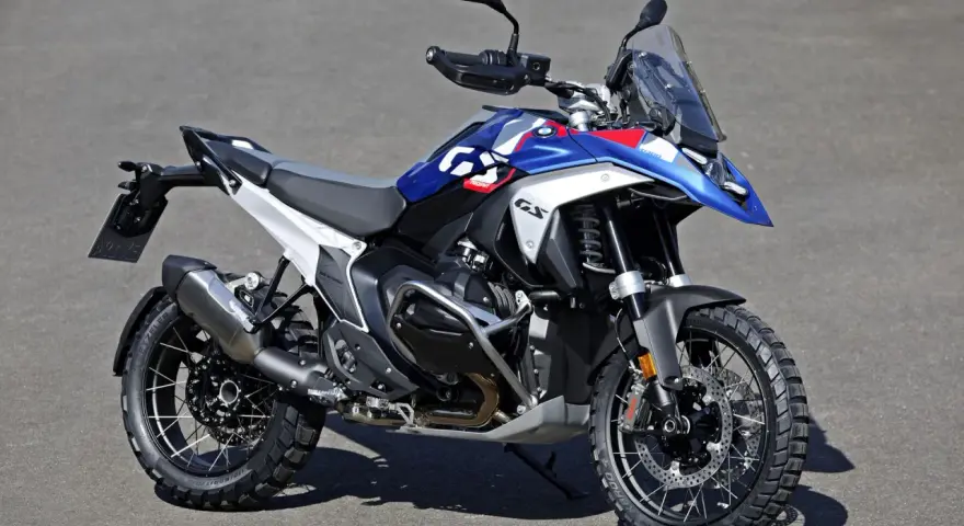Nowy motocykl BMW R1300GS w kolorze niebieskim z białymi i czerwonymi akcentami, gotowy na przygodę.