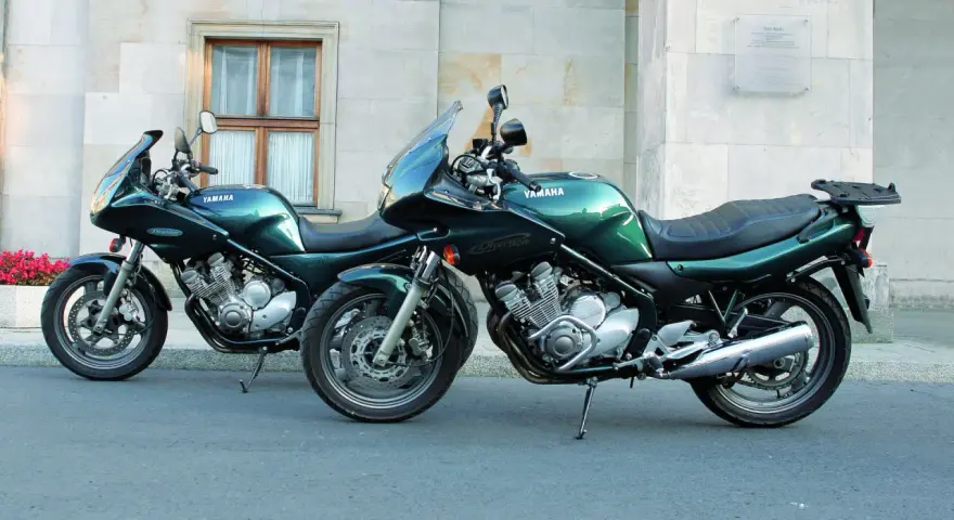 Dwa zielone motocykle Yamaha XJ6 Diversion stoją obok siebie. Ich dane techniczne są imponujące, a wygląd zachwyca.