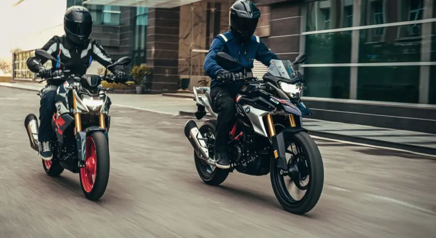Dwóch motocyklistów na motocyklach BMW G ściga się po mieście.