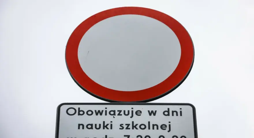Znak b1 zakazu wjazdu, z tabliczką "Obowiązuje w dni nauki szkolnej w godz. 7:30-8:30".