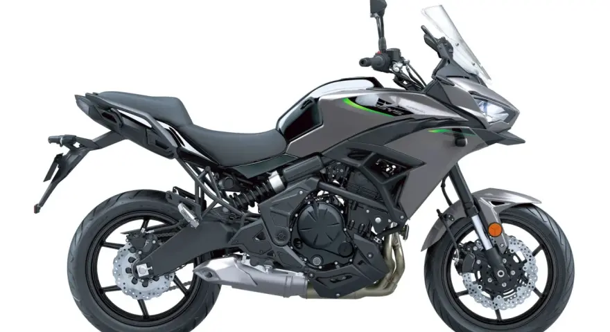 Szary motocykl turystyczny Kawasaki Versys 650. Sprawdź kawasaki versys 650 dane techniczne i przygotuj się na przygodę.