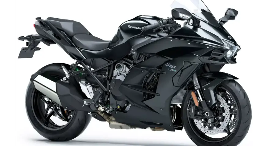 Czarny motocykl Kawasaki H2 Ninja, z widocznym napisem "Supercharger" na silniku. Potężna maszyna gotowa do podboju dróg.