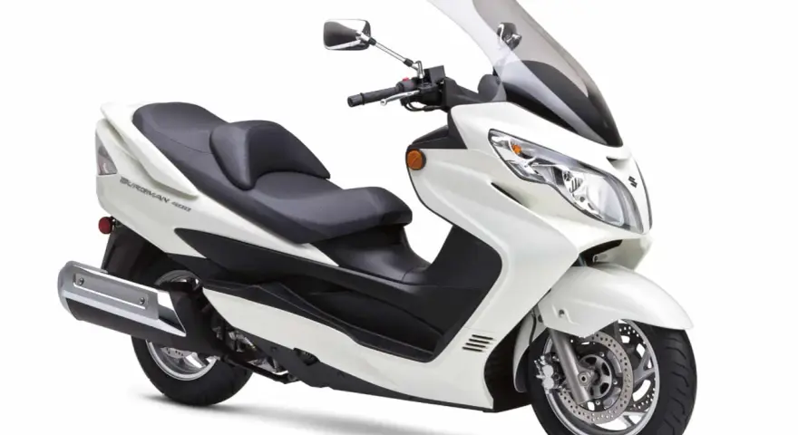 Biały skuter Suzuki Burgman 400, idealny do miasta. Poznaj jego dane techniczne i ciesz się jazdą.