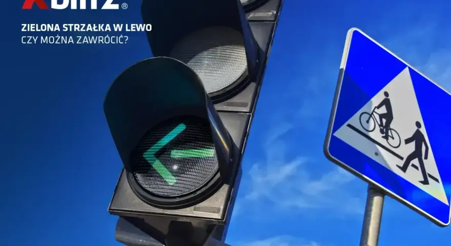 Sygnalizacja świetlna strzałki w lewo świeci na zielono. Obok znak drogi dla rowerzystów i pieszych.