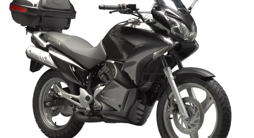 Czarny motocykl Honda Varadero 125 z kufrem. Sprawdź aktualną honda varadero 125 cena.
