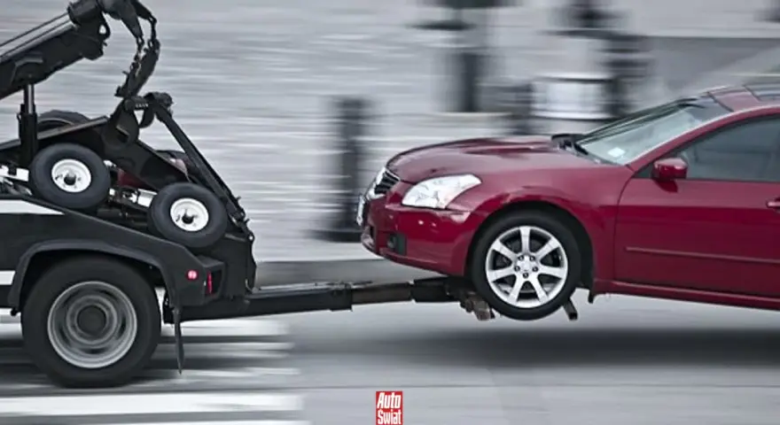 Holowanie na autostradzie: Kiedy legalne? Jak uniknąć mandatu?