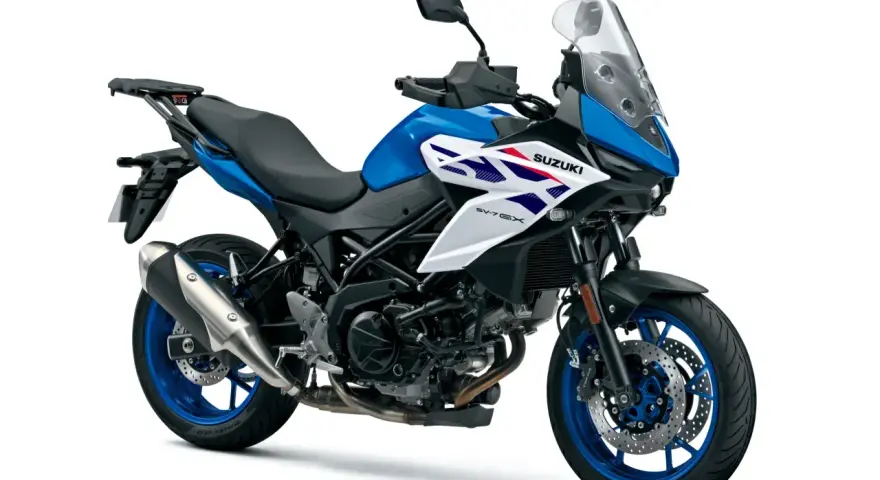 Niebiesko-biały Suzuki SV650X, jeden z najlepszych motocykli, gotowy na przygodę.