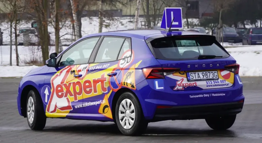 Niebieski Skoda z napisem "expert" i literą "L" na dachu. Idealny, by po prawie jazdy B zrobić A!