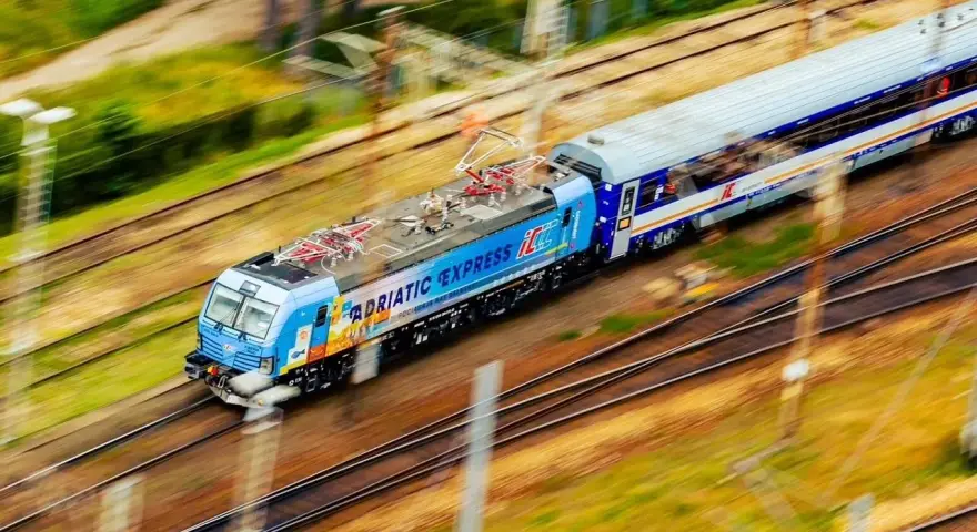 Pociąg IC "Adriatic Express" pędzi po torach, łącząc Tarnów z Lublinem.