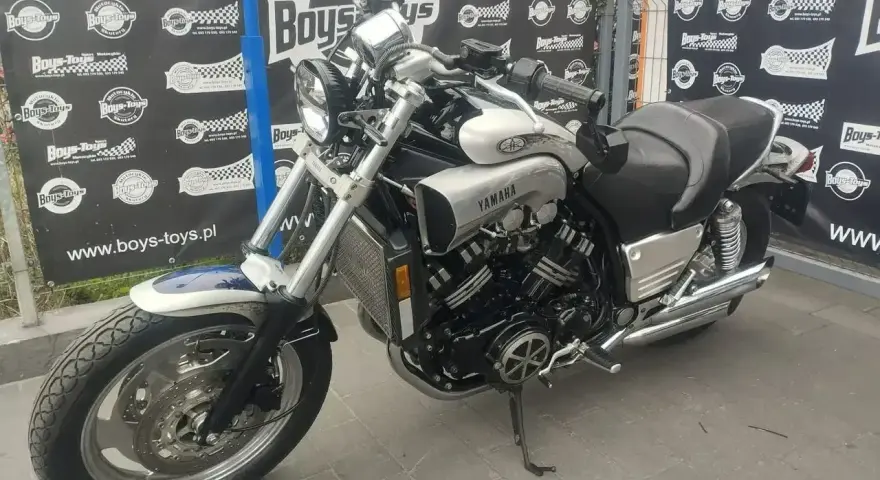 Srebrny Yamaha V-Max, potężny motocykl, gotowy na drogę. Nie jest to Suzuki Hayabusa, ale równie imponujący.