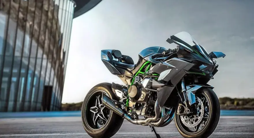 Kawasaki Ninja H2R, maszyna o potężnej mocy, z zielonymi akcentami i futurystycznym designem, gotowa do bicia rekordów.