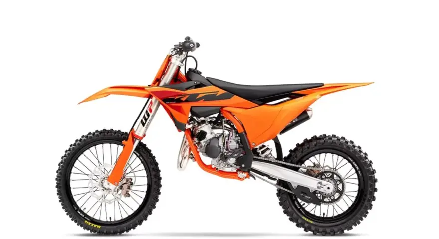 Pomarańczowy motocykl KTM SX 85, gotowy do wyścigów. Zastanawiasz się, ile koni ma ten model?