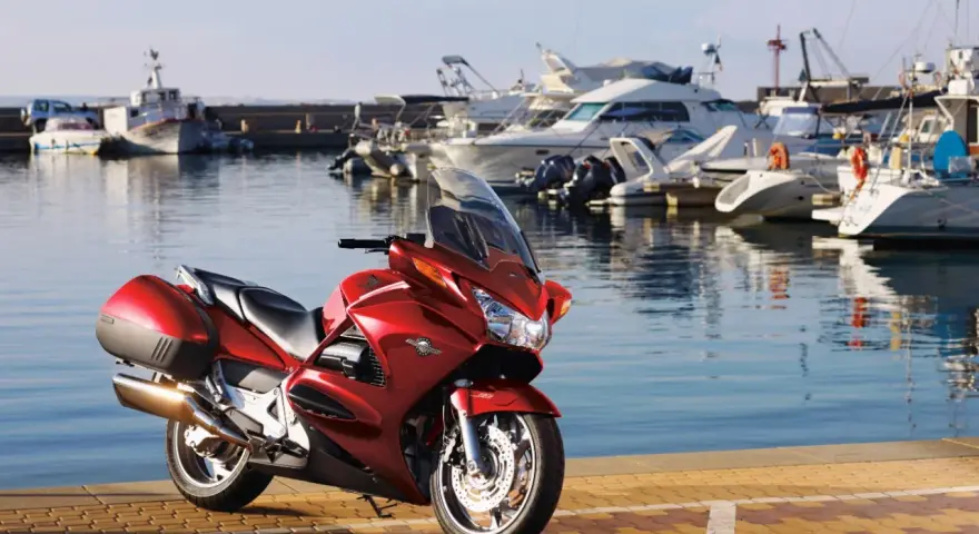 Czerwona Honda ST 1100 w marinie. Czy warto kupić ten motocykl? Zapytaj właściciela, który właśnie wrócił z rejsu.