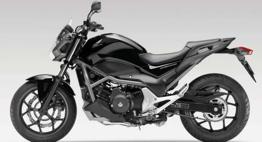 Czarny motocykl Honda NC 700 S. Poznaj jego honda nc 700 dane techniczne i możliwości.