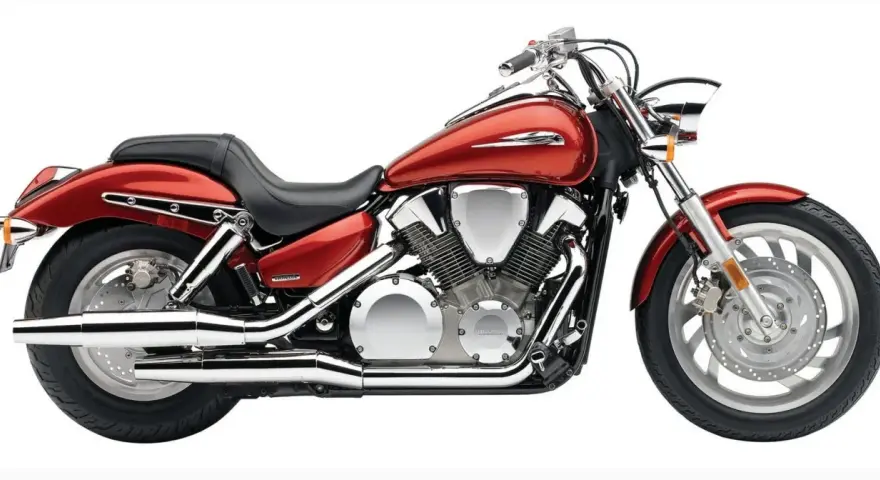 Błyszczący, czerwony motocykl Honda VTX 1300 z chromowanymi elementami i potężnym silnikiem.