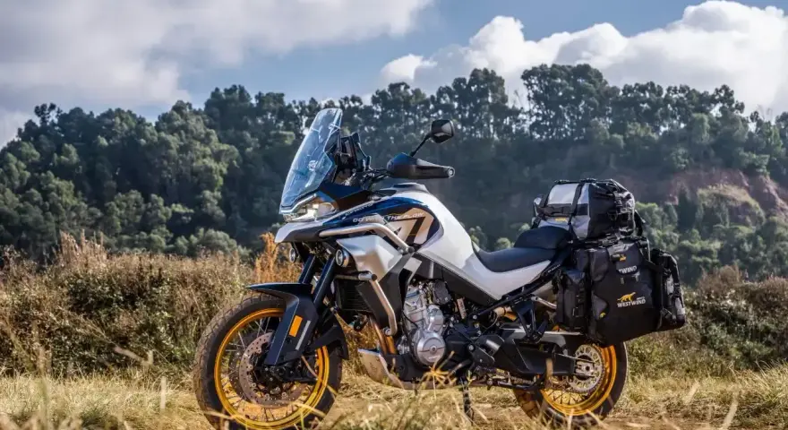 CF Moto 800 z sakwami, gotowy na przygodę. Choć jego możliwości są imponujące, warto znać potencjalne wady.