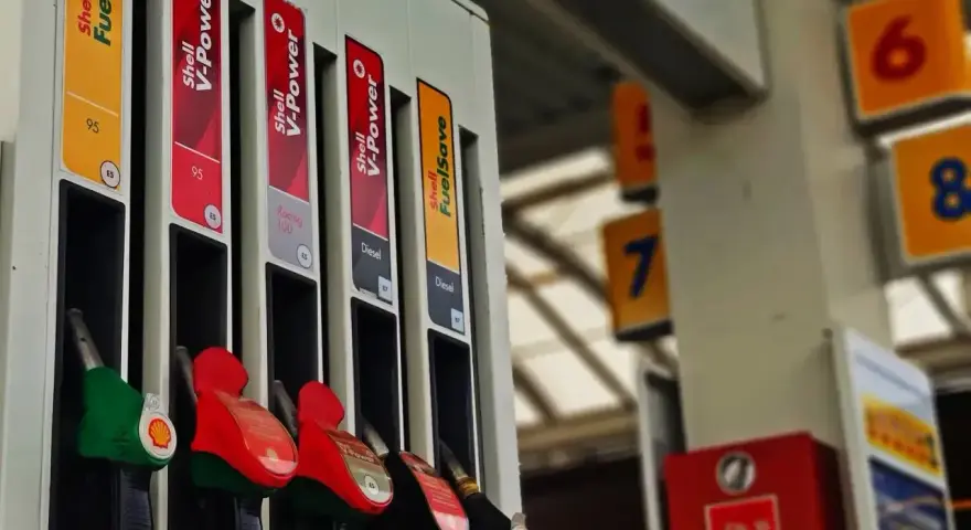 Pistolety na stacji paliw. Widać oznaczenia: 95, Racing 100, Diesel. Tankowanie paliwa 100 to wybór dla wymagających.