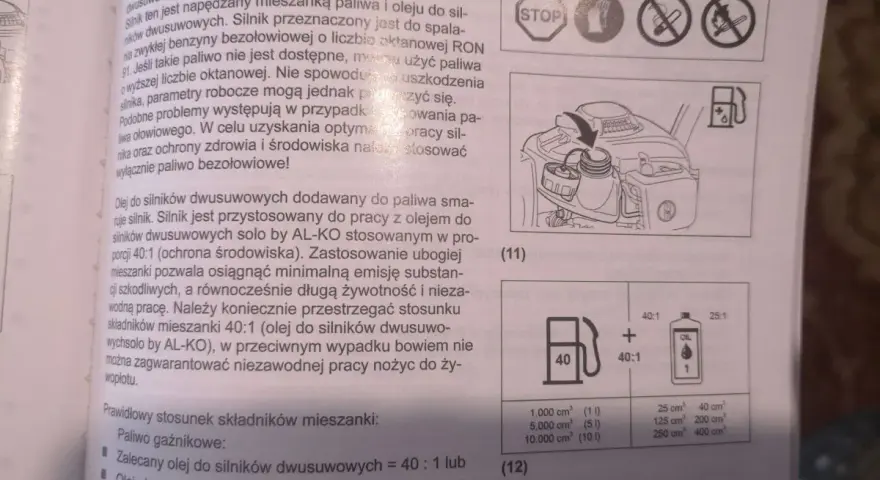 Instrukcja podaje, ile oleju na litr paliwa należy użyć do silników dwusuwowych: 40:1 lub 25:1.