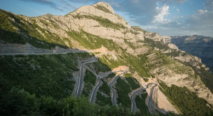 Albania motocyklem: TOP 5 tras, porady i koniec mitów o drogach!