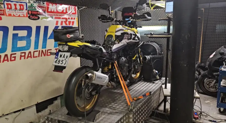 Żółto-czarne konie mechaniczne na hamowni, gotowe do testów.
