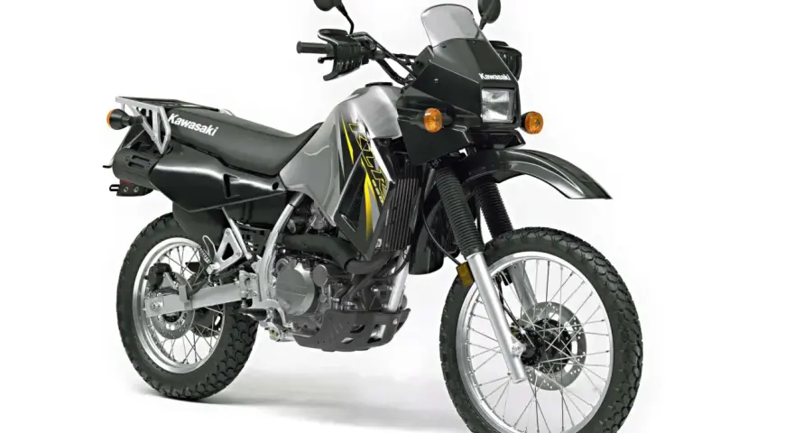 Motocykl Kawasaki KLX 650 w kolorze srebrno-czarnym, gotowy na przygodę.