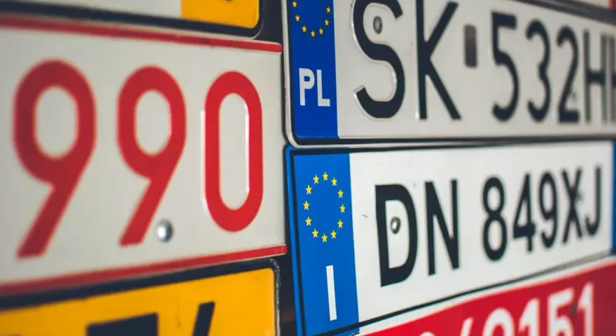 Kolekcja tablic rejestracyjnych, w tym polska PL i słowacka SK. Marzenie o rejestracji motocykla z Francji czeka na realizację.