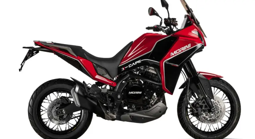 Czerwony motocykl Morini X-Cape 650, gotowy na przygody.