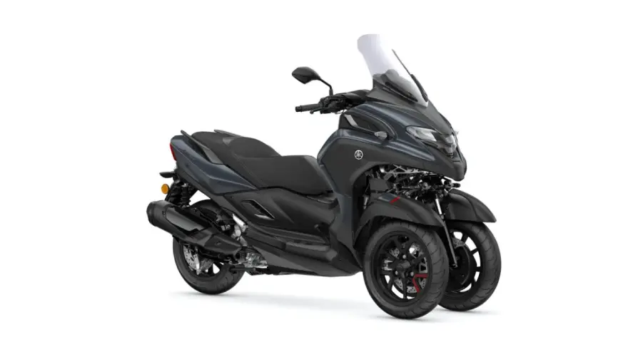 Trójkołowy skuter Yamaha Tricity 300 w ciemnoszarym kolorze, gotowy do osiągnięcia swojej prędkości maksymalnej.