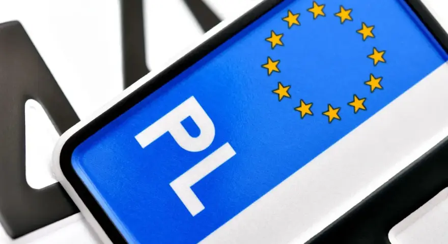 Polskie tablice rejestracyjne z symbolem UE. Zastanawiasz się, ile kosztuje własna rejestracja?