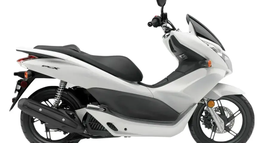 Biały skuter Honda PCX. Zastanawiasz się, ile pali motor? Ten model jest znany z oszczędności.