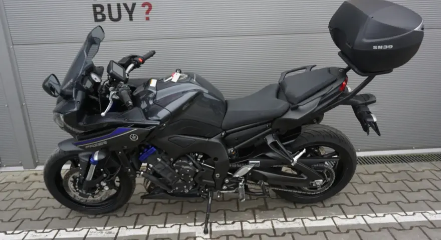 Ciemnoszary motocykl Yamaha Fazer 800 z kufrem SH39, gotowy na przygodę.