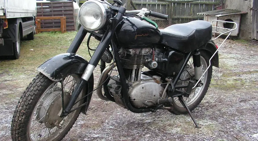 Czarny Junak M10, klasyk z PRL-u. Poznaj jego junak m10 dane techniczne i poczuj ducha motoryzacji tamtych lat.