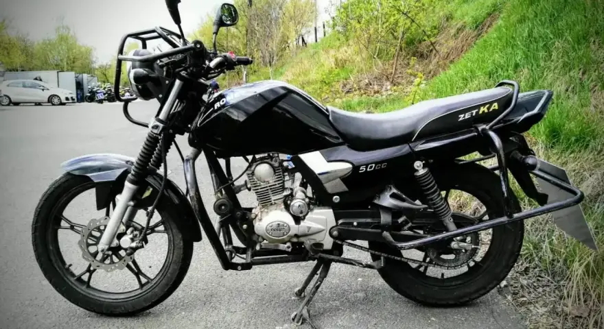 Czarny motocykl Zetka 50cc. Idealny na pierwsze przygody na dwóch kółkach, od ilu lat można jeździć 50cc? Od 14 roku życia!