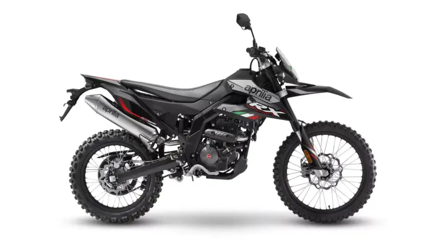 Czarny motocykl Aprilia RX 125 z terenowymi oponami. Sprawdź aprilia rx 125 dane techniczne, by poznać jego możliwości.
