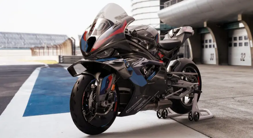 BMW M 1000 RR, najmocniejszy motocykl, gotowy do wyścigu na torze.