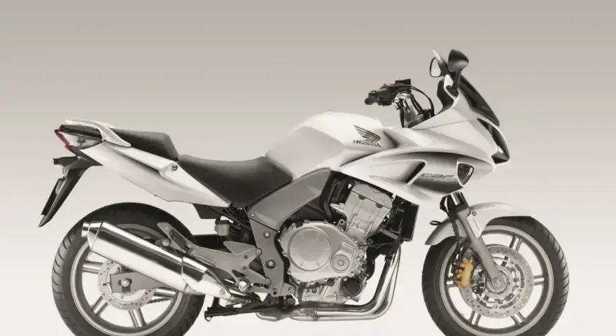 Srebrny motocykl Honda CBF 1000, idealny do turystyki. Sprawdź honda cbf 1000 dane techniczne.
