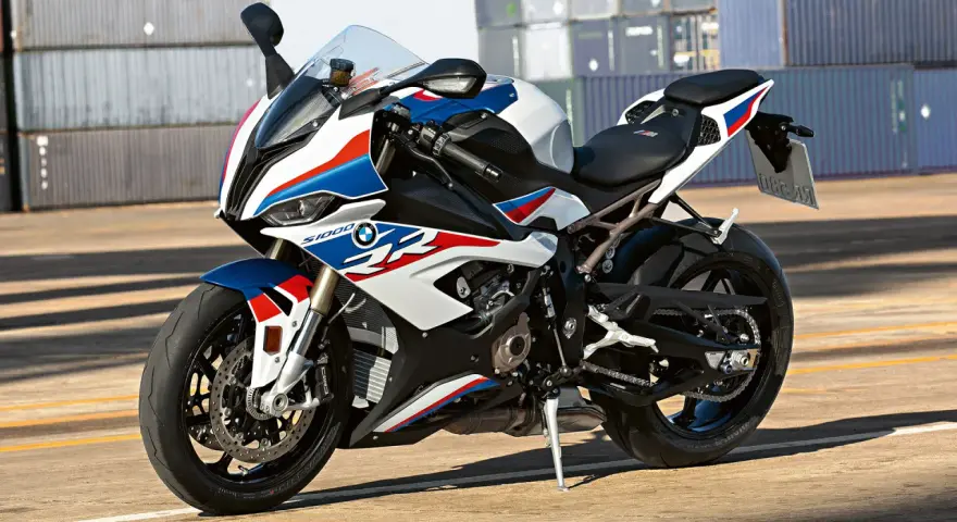 Sportowy motocykl BMW S1000RR w biało-niebiesko-czerwonych barwach. Sprawdź aktualną bmw s1000rr cena i specyfikację.